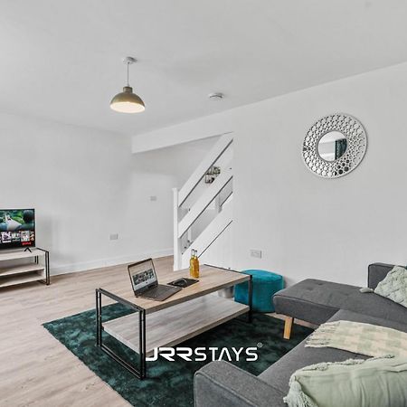 Wolverhampton - Amazing 3 Bedroom, Sleeps 6, Wi-Fi - Jrr Stays ภายนอก รูปภาพ