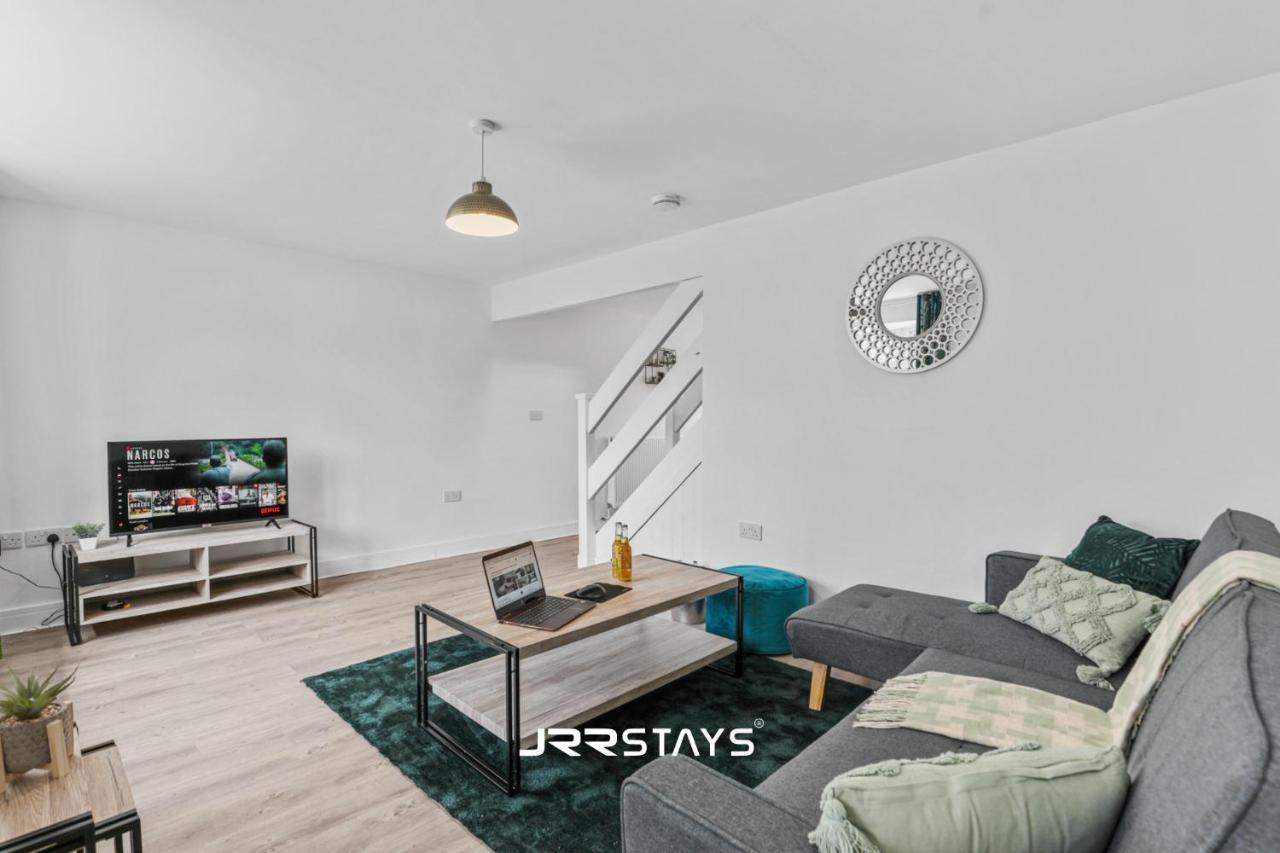 Wolverhampton - Amazing 3 Bedroom, Sleeps 6, Wi-Fi - Jrr Stays ภายนอก รูปภาพ