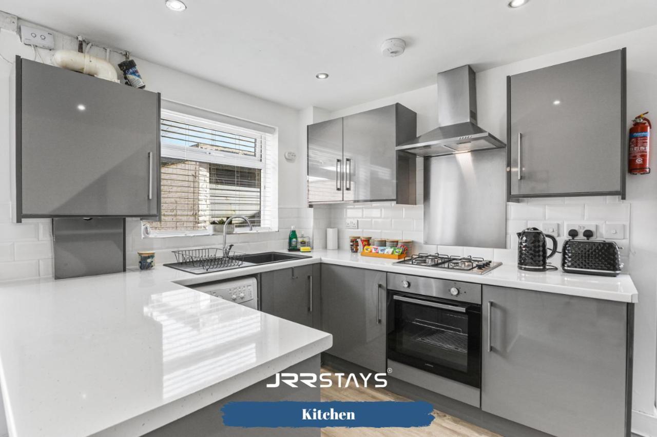 Wolverhampton - Amazing 3 Bedroom, Sleeps 6, Wi-Fi - Jrr Stays ภายนอก รูปภาพ