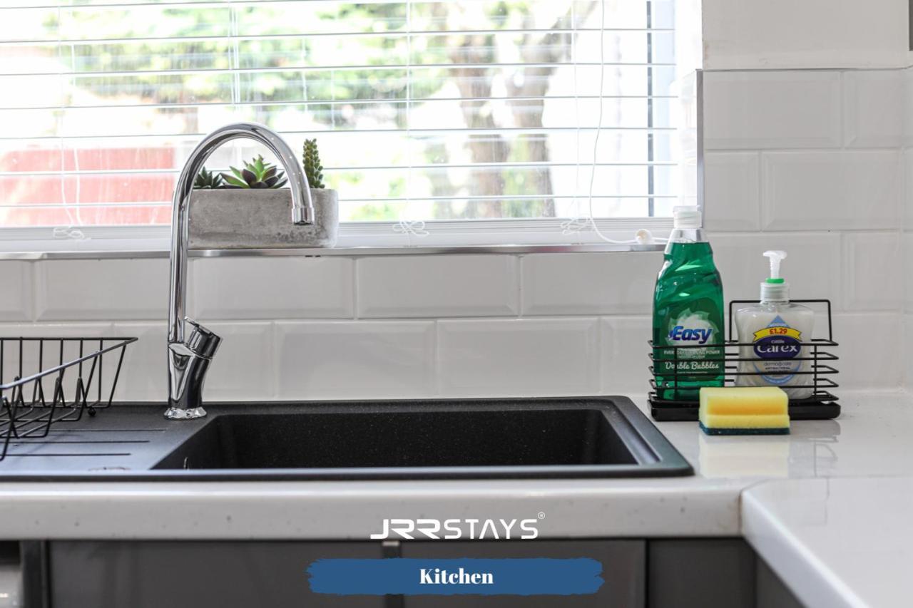 Wolverhampton - Amazing 3 Bedroom, Sleeps 6, Wi-Fi - Jrr Stays ภายนอก รูปภาพ