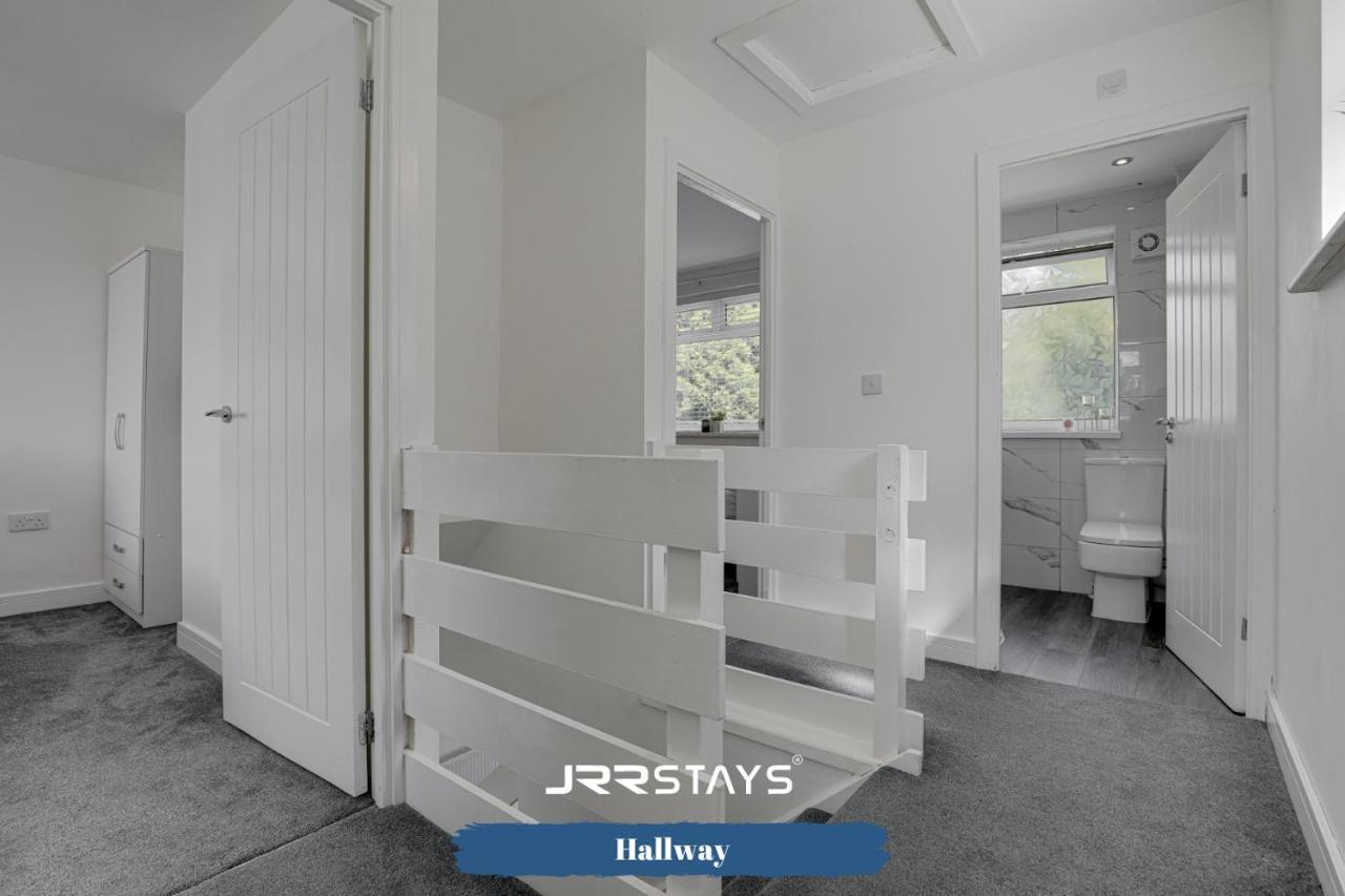 Wolverhampton - Amazing 3 Bedroom, Sleeps 6, Wi-Fi - Jrr Stays ภายนอก รูปภาพ