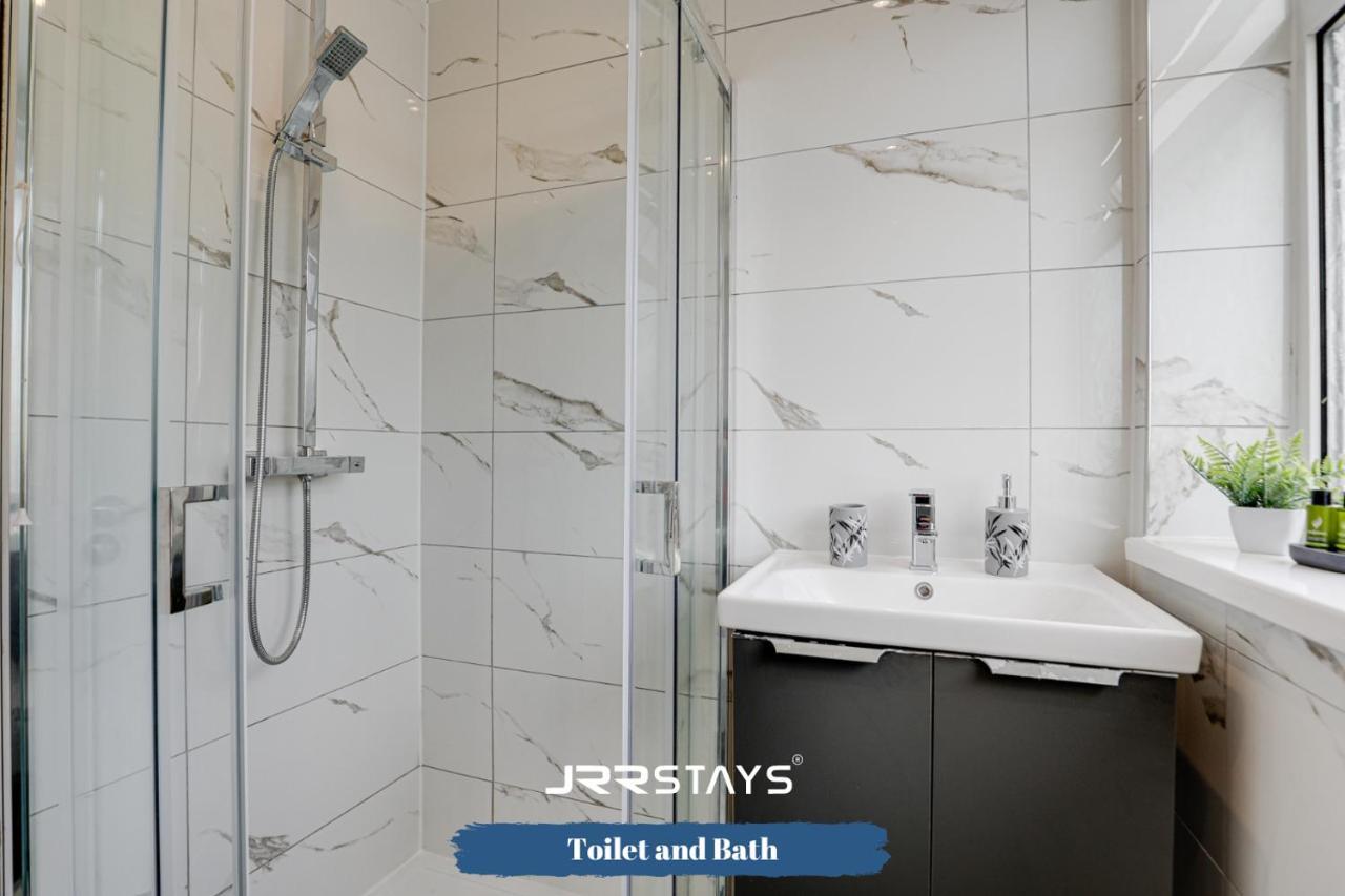 Wolverhampton - Amazing 3 Bedroom, Sleeps 6, Wi-Fi - Jrr Stays ภายนอก รูปภาพ