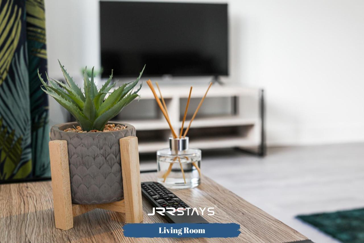 Wolverhampton - Amazing 3 Bedroom, Sleeps 6, Wi-Fi - Jrr Stays ภายนอก รูปภาพ