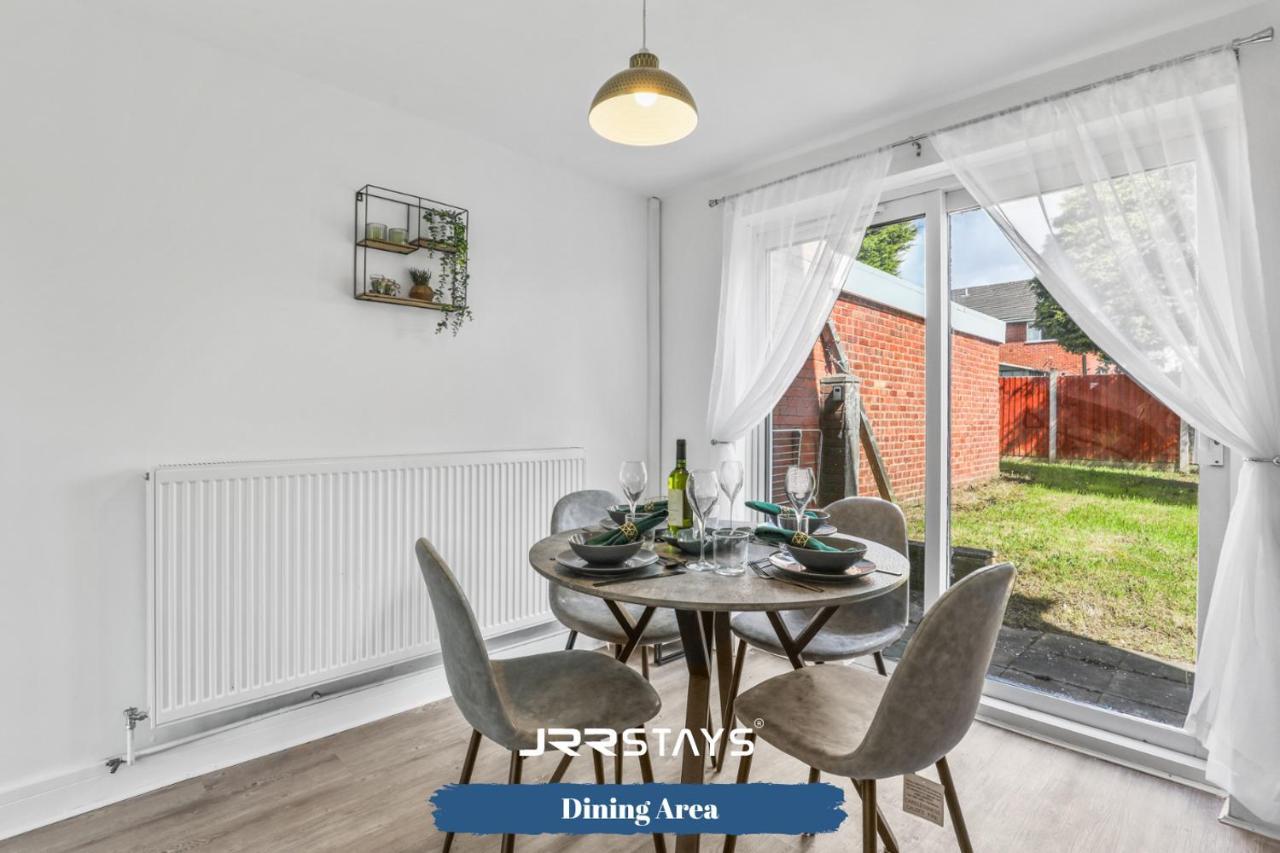 Wolverhampton - Amazing 3 Bedroom, Sleeps 6, Wi-Fi - Jrr Stays ภายนอก รูปภาพ